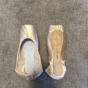 Suffolk pointe shoes